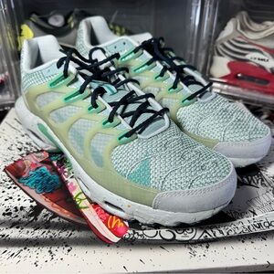 Nike Mint and Black Sneakers